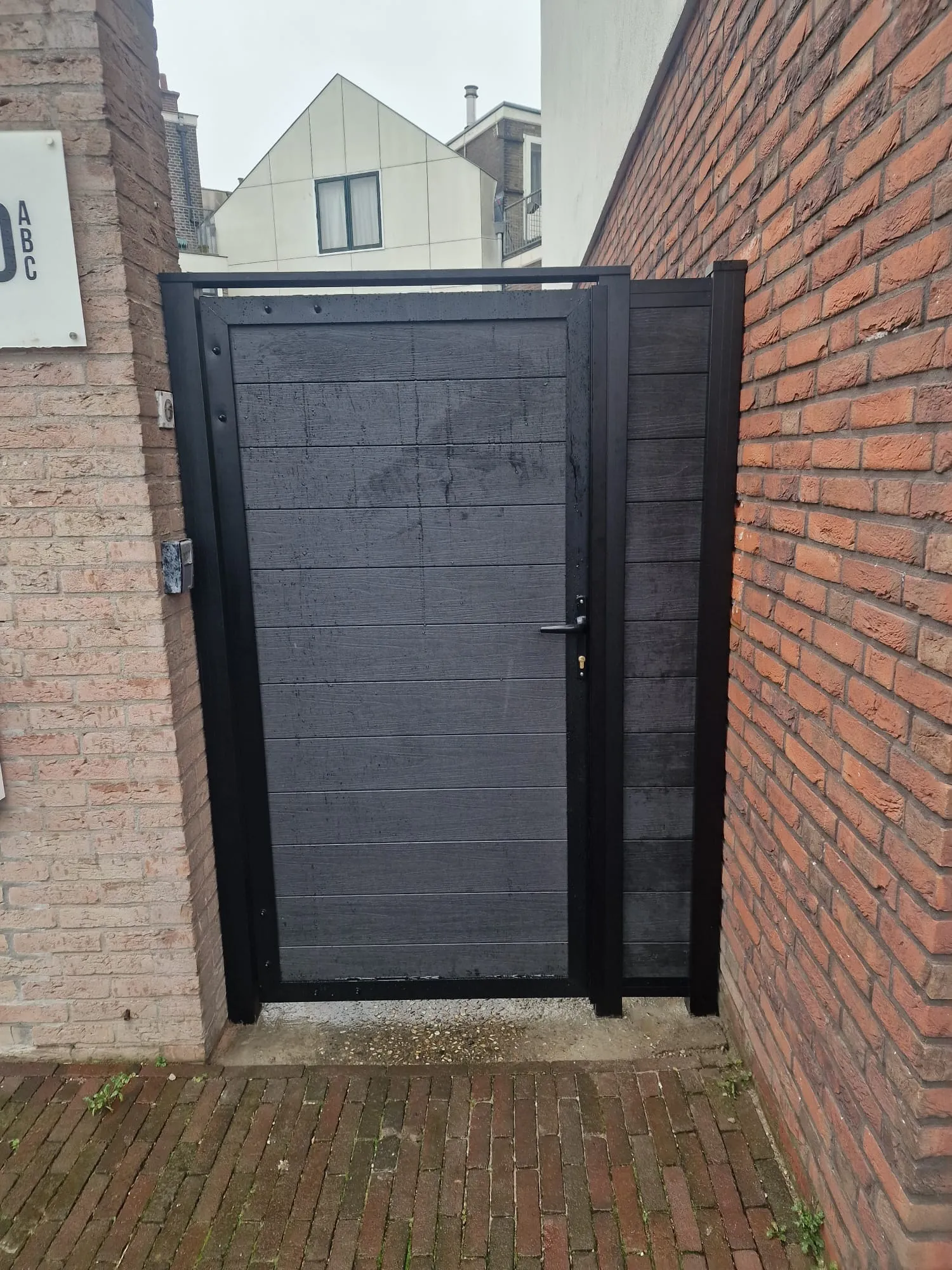 Nieuwe tuinpoort geplaatst