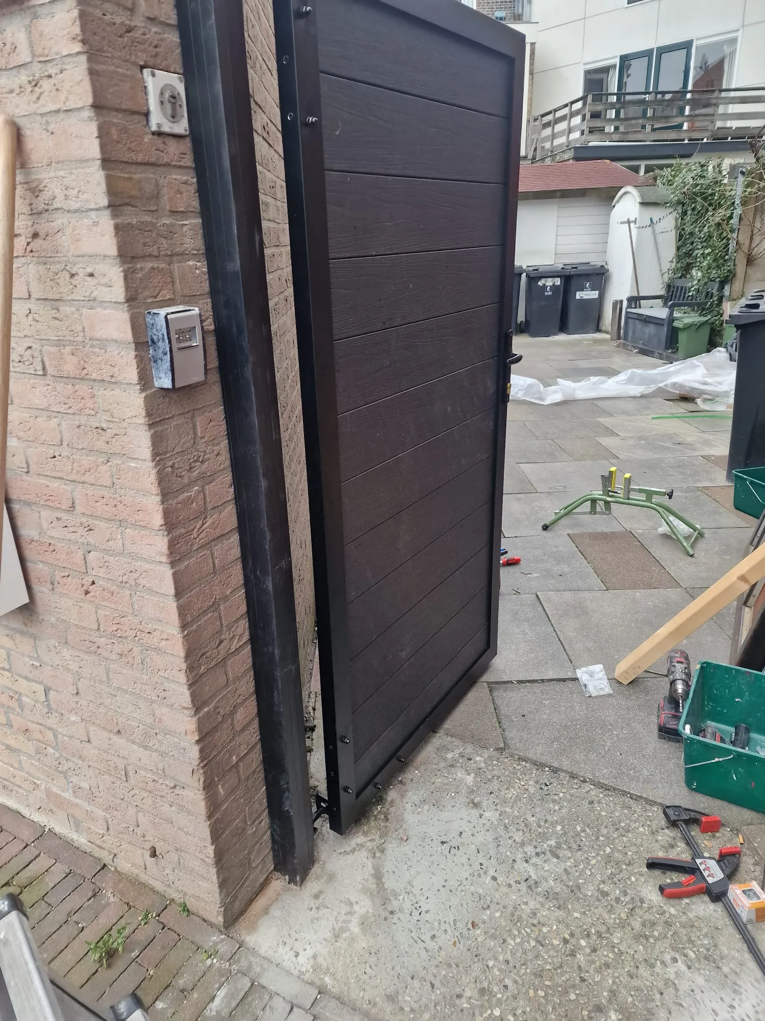 De poort draait vrij door en sluit aan op een strak uitgelijnd, waterpas gesteld frame.