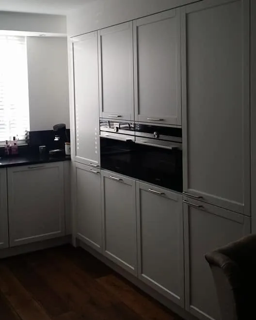 Keuken met kastenwand, na