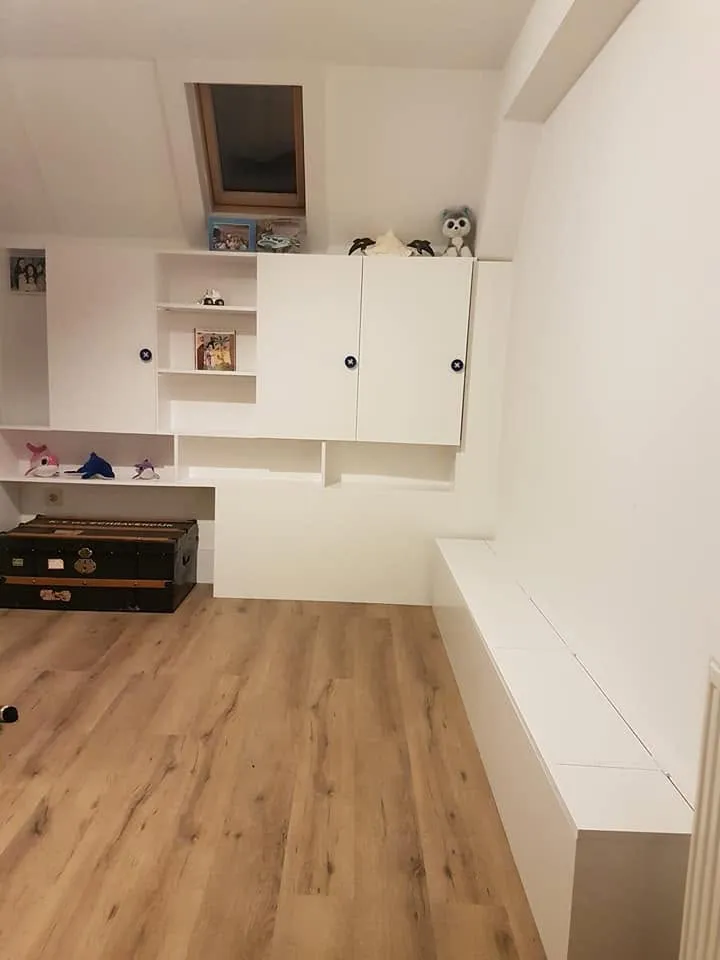 Kinderkamer met inbouwkast, na