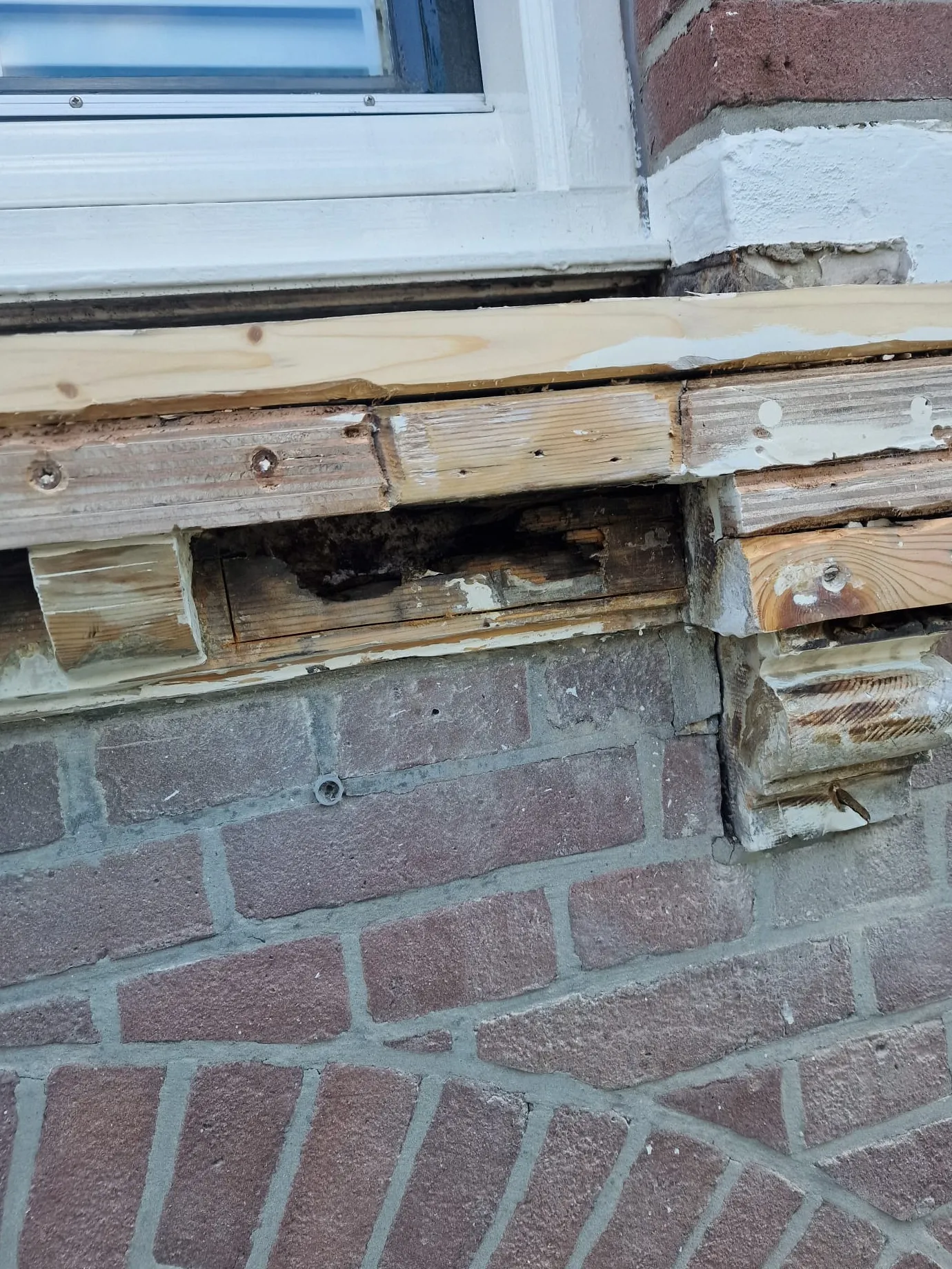 Gevel met kroonlijst gerestaureerd, voor