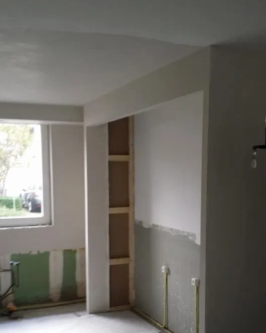 Keuken met kastenwand, voor