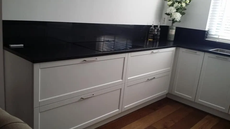 Keuken met kastenwand