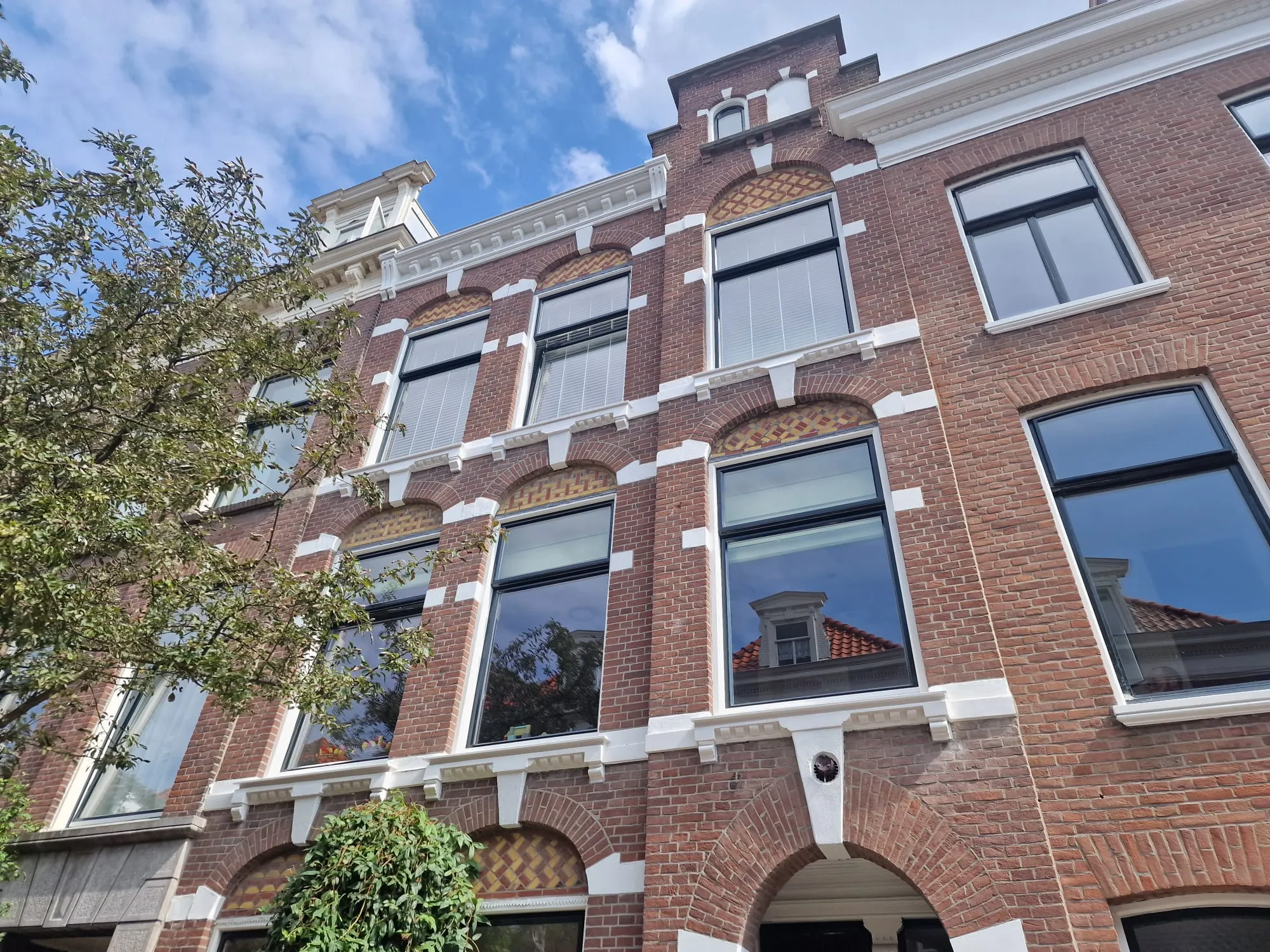 Gevel met kroonlijst gerestaureerd