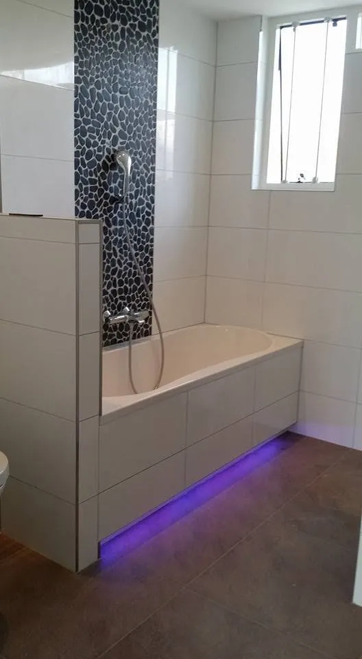Badkamer met ligbad en ledverlichting